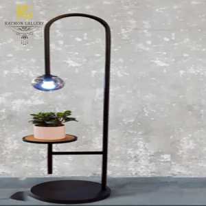 کنار سالنی خمیده