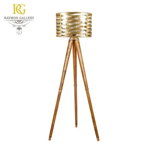 آباژور ایستاده کنار سالنی دریایی