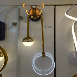 چراغ دیواری طلایی طرح پروانه و گوی کروی تزیینی