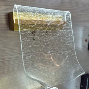 دیوارکوب مدرن طلایی با شید طرح ترکِ خمیده